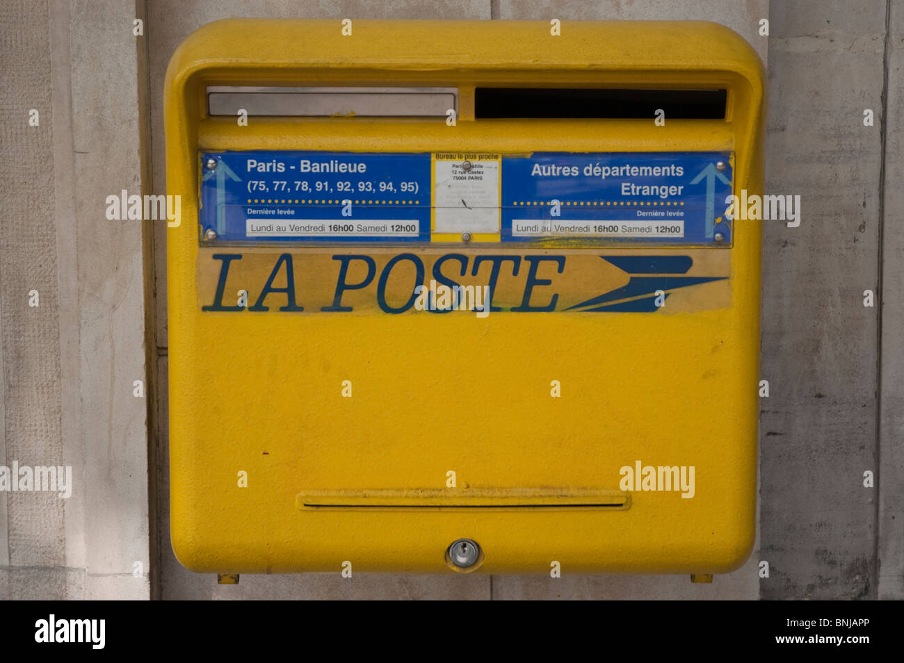 "La Poste" gelber Briefkasten, französische Post, Paris, Frankreich Stockfoto