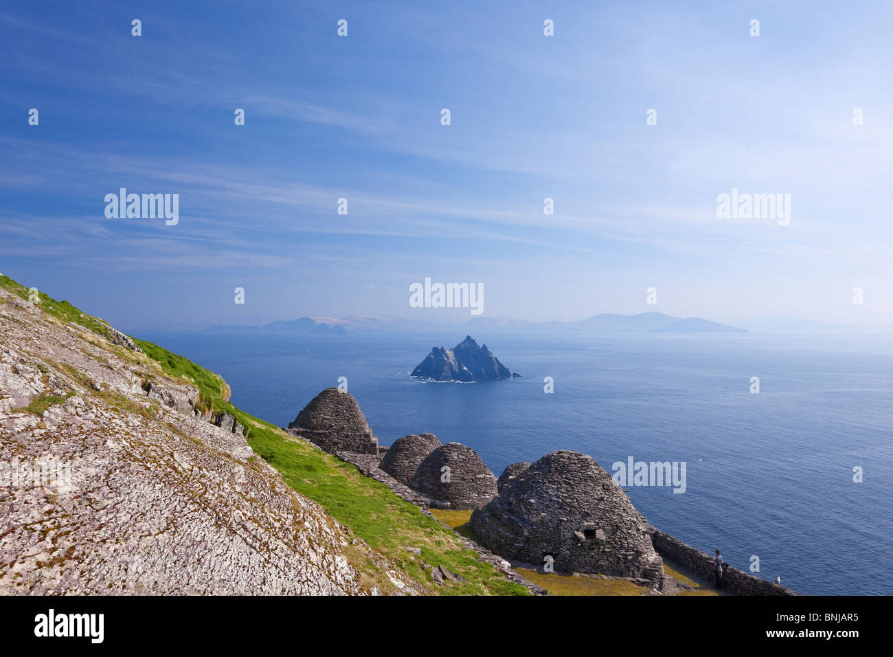 Bienenstock Stein Hütten keltischen monastischen Kloster Skellig Michael auf der Suche nach Little Skellig County Grafschaft Kerry Irland Stockfoto