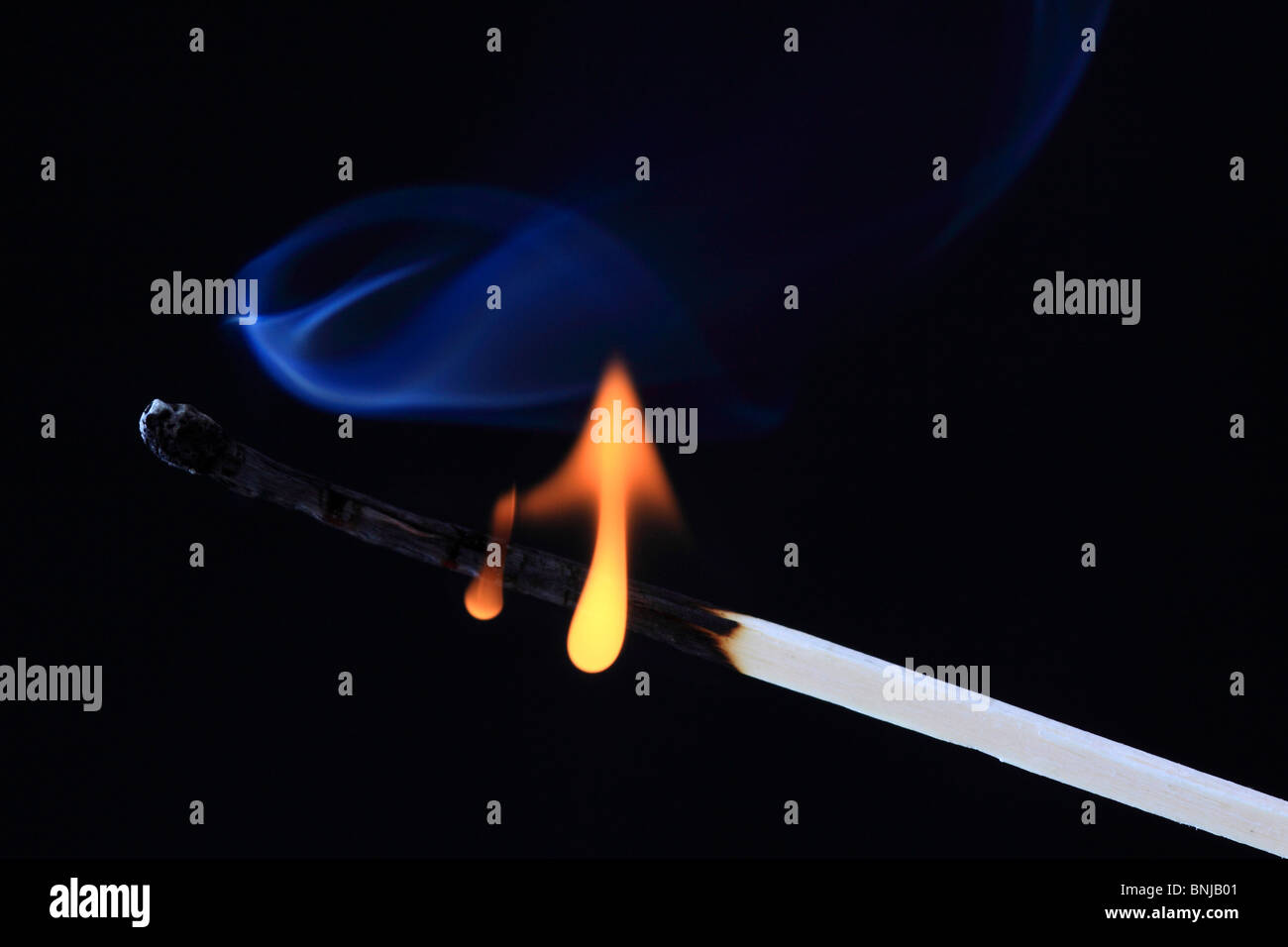 Flammen brennen Match blauer Rauch schwarzen Hintergrund Studio Spiele Marke Brand Konzept Symbol Studio Feuerzeugflamme Rauch Match Stockfoto