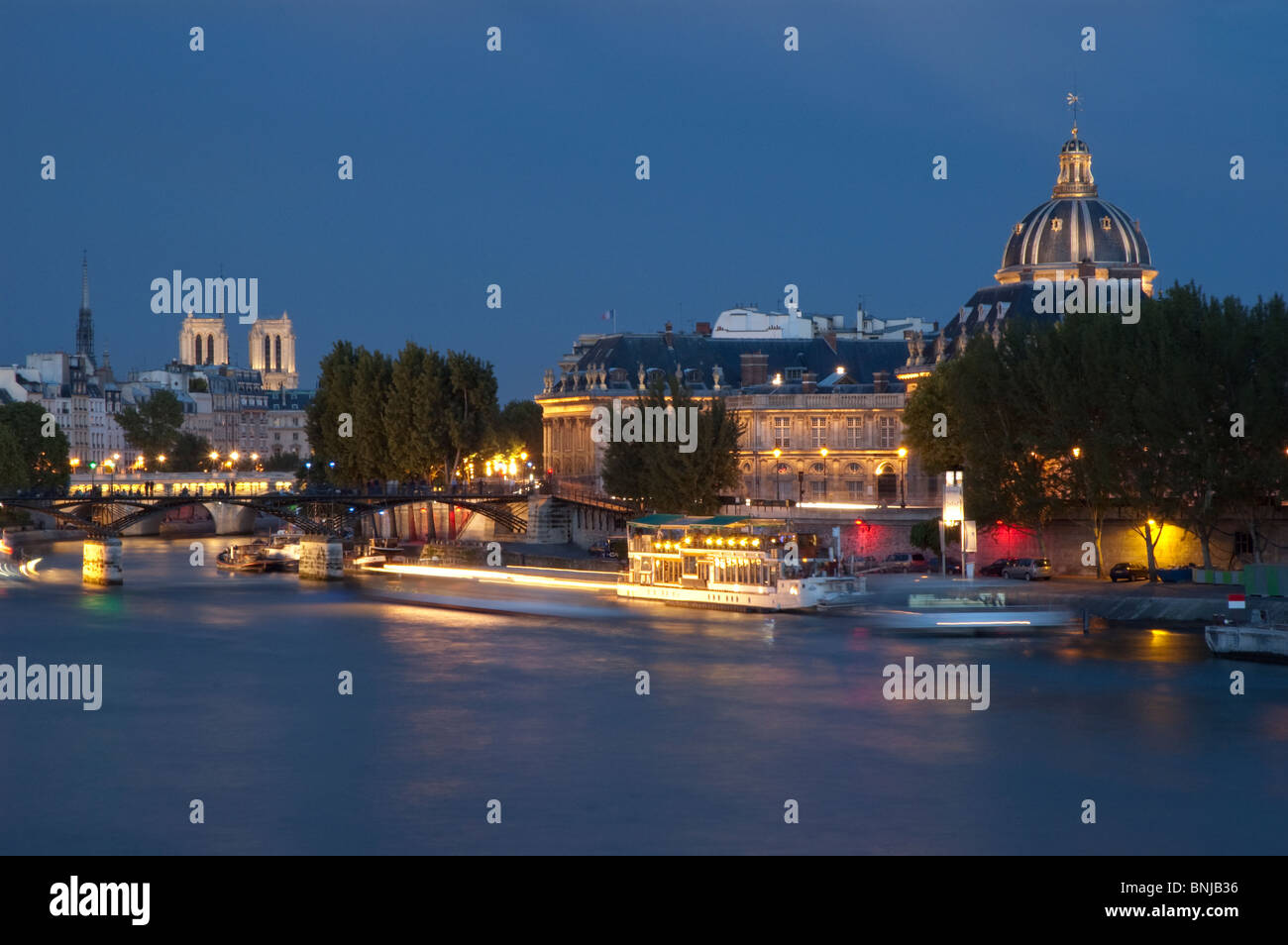 Fluss bei Sonnenuntergang mit dem Institut de France und die Ile De La Cité auf dem Hintergrund Stockfoto