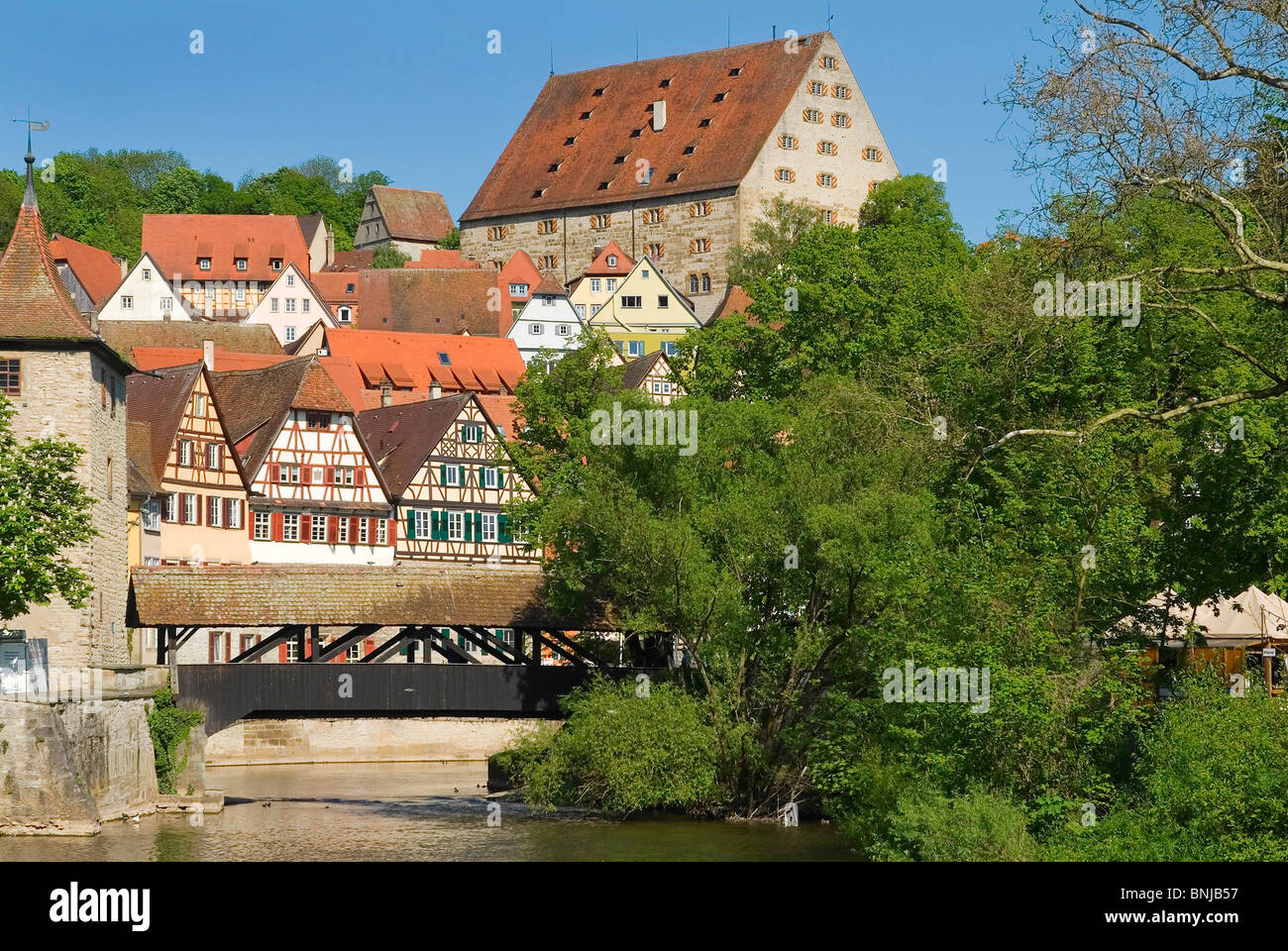 Deutschland Baden-Württemberg Schwäbisch Hall Altstadt Dächer Haus Giebel Holz Wald Neubau Fluss Fluss Kocher überdachte Brücke Stockfoto