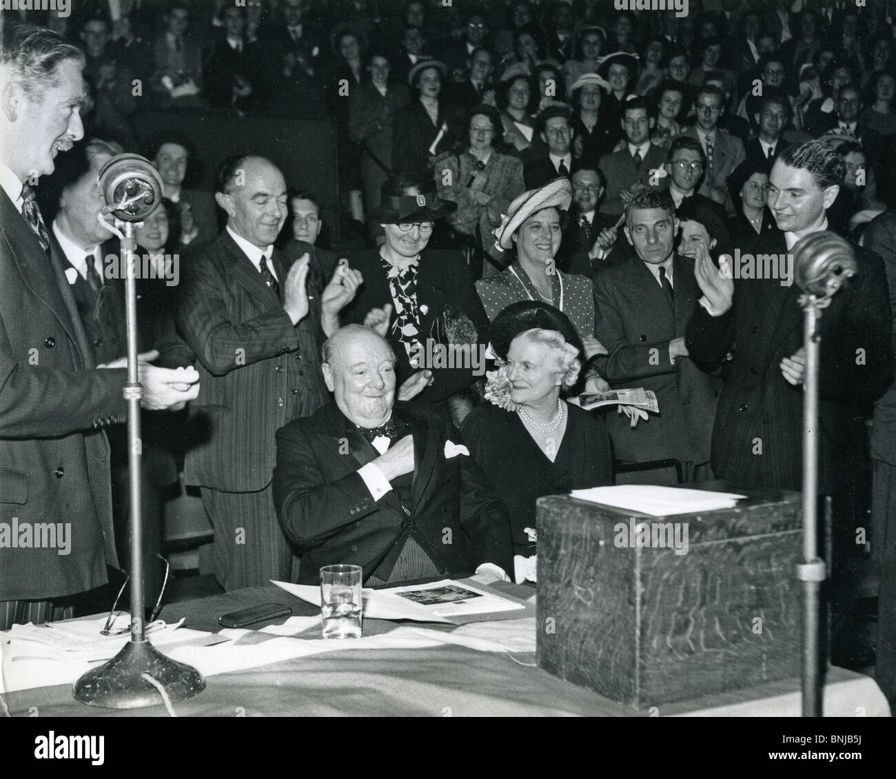 SIR WINSTON CHURCHILL und Frau Clementine in der Albert Hall, November 1969. Eden auf der linken Seite. Foto Lewis Gale Stockfoto