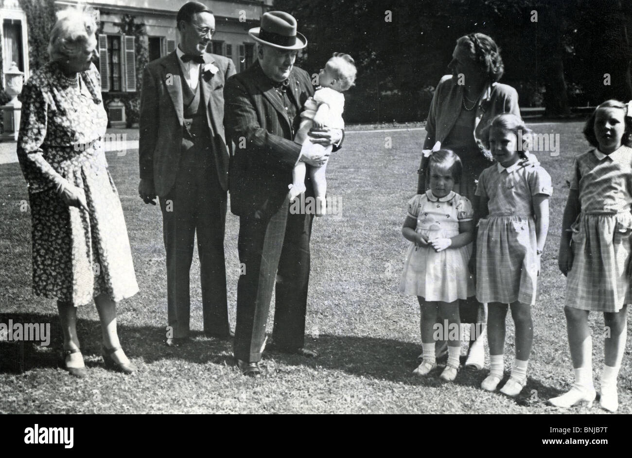 SIR WINSTON CHURCHILL mit der niederländischen Königsfamilie im Mai 1948. Er hält Prinzessin Marijke. Stockfoto