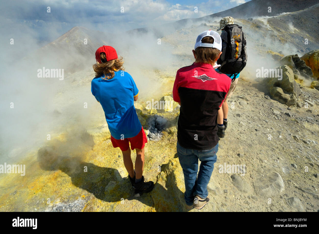Vulkans dampft Dämpfe Dampf Schwefel Schwefelgelb Italien Insel Insel Vulkan Insel Grat zu gefährlich Gefahr Bedrohung schützen. Stockfoto