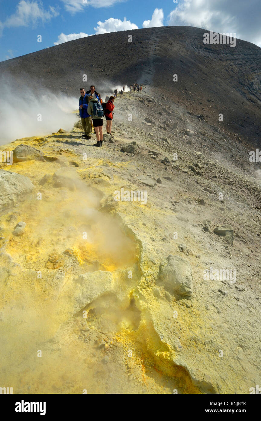 Vulkans dampft Dämpfe Dampf Schwefel Schwefelgelb Italien Insel Insel Vulkan Insel Grat zu gefährlich Gefahr Bedrohung schützen. Stockfoto