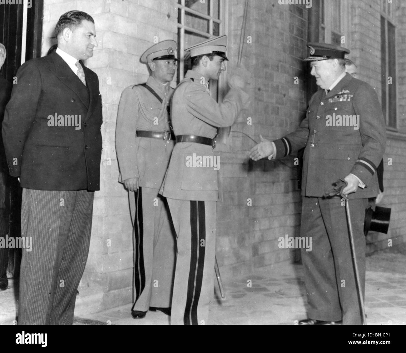 TEHERAN-KONFERENZ 1943. Winston Churchill am 60. Geburtstag des Premierministers von Schah von Persien begrüßt. Foto Lewis Gale Stockfoto