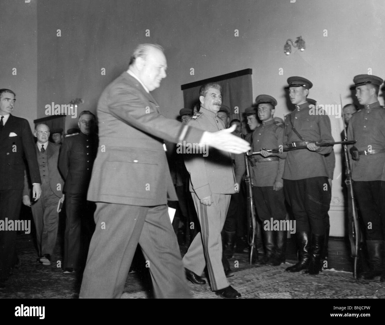 WINSTON CHURCHILL und Stalin bei Präsentation von Stalingrad Schwert während der Teheran-Konferenz, 29. November 1943. Foto Lewis Gale Stockfoto