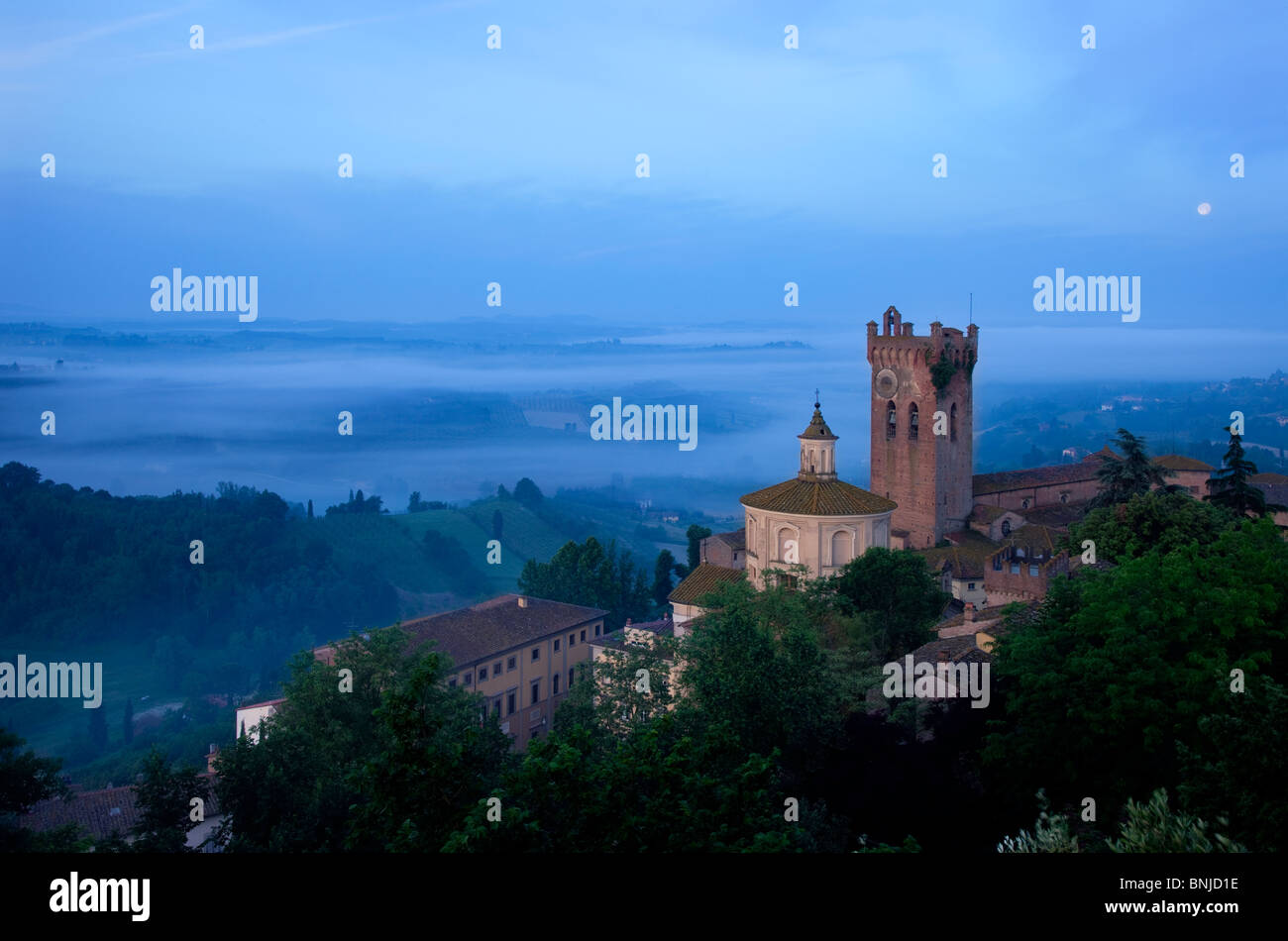 Gerade vor einem misty Dawn oberhalb der mittelalterlichen Stadt San Miniato, Toskana Italien Stockfoto