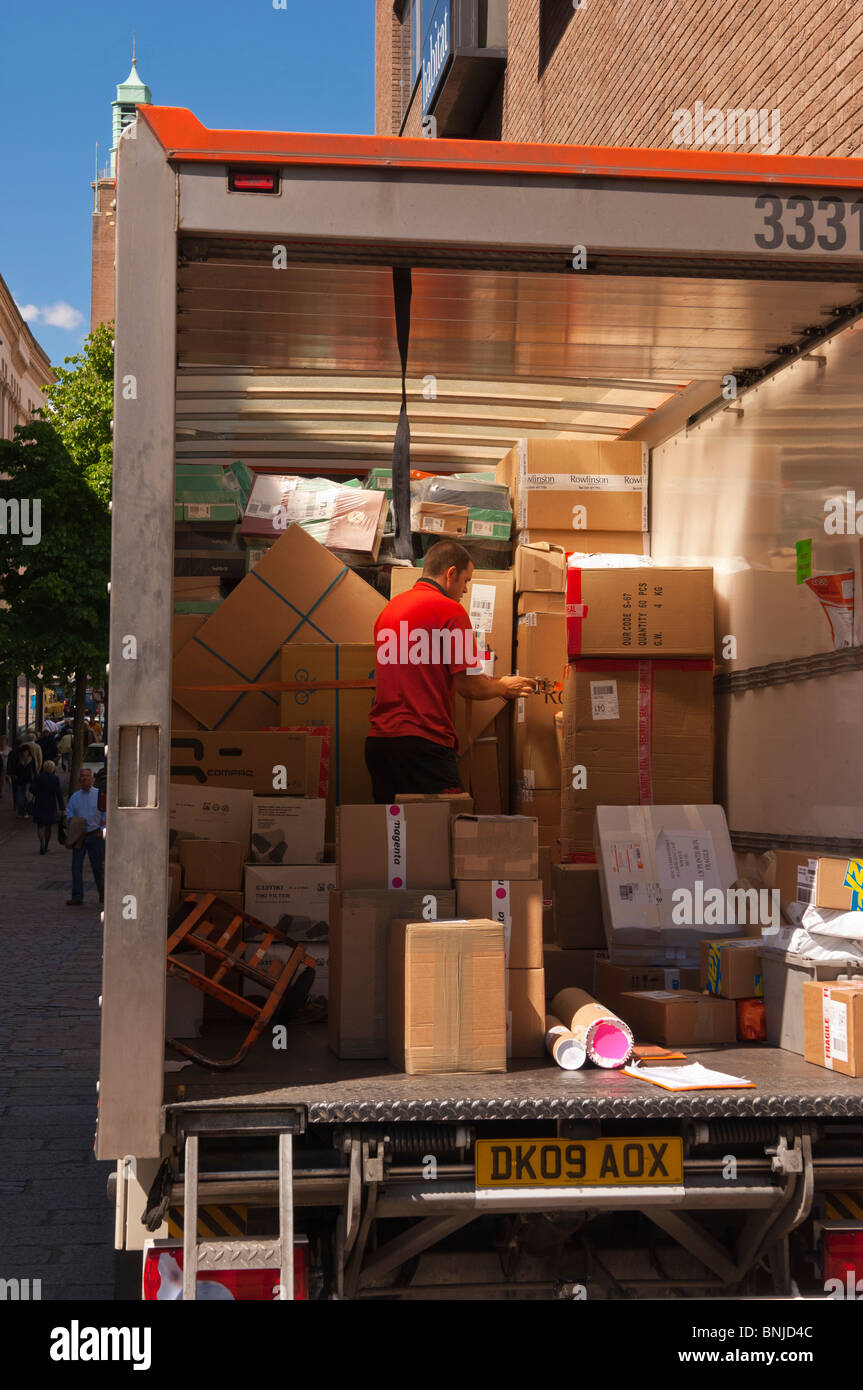 Ein TNT-Kurier aussortieren Parzellen in der Rückseite seines van in Norwich, Norfolk, England, Großbritannien, Uk Stockfoto