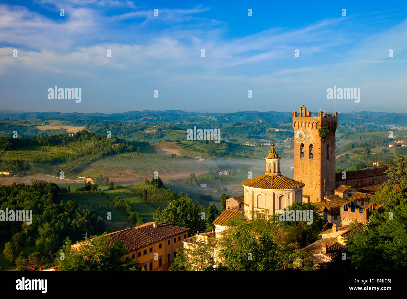 Morgennebel im Tal, unterhalb der Dom und die mittelalterliche Stadt von San Miniato, Toskana Italien verlegen Stockfoto