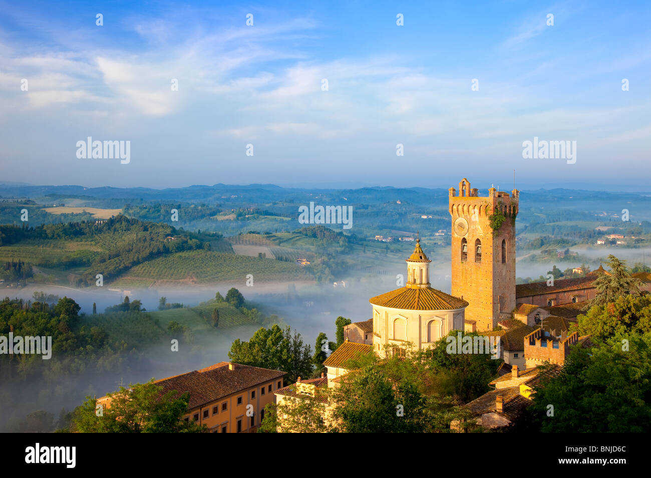 Morgennebel im Tal, unterhalb der Dom und die mittelalterliche Stadt von San Miniato, Toskana Italien verlegen Stockfoto