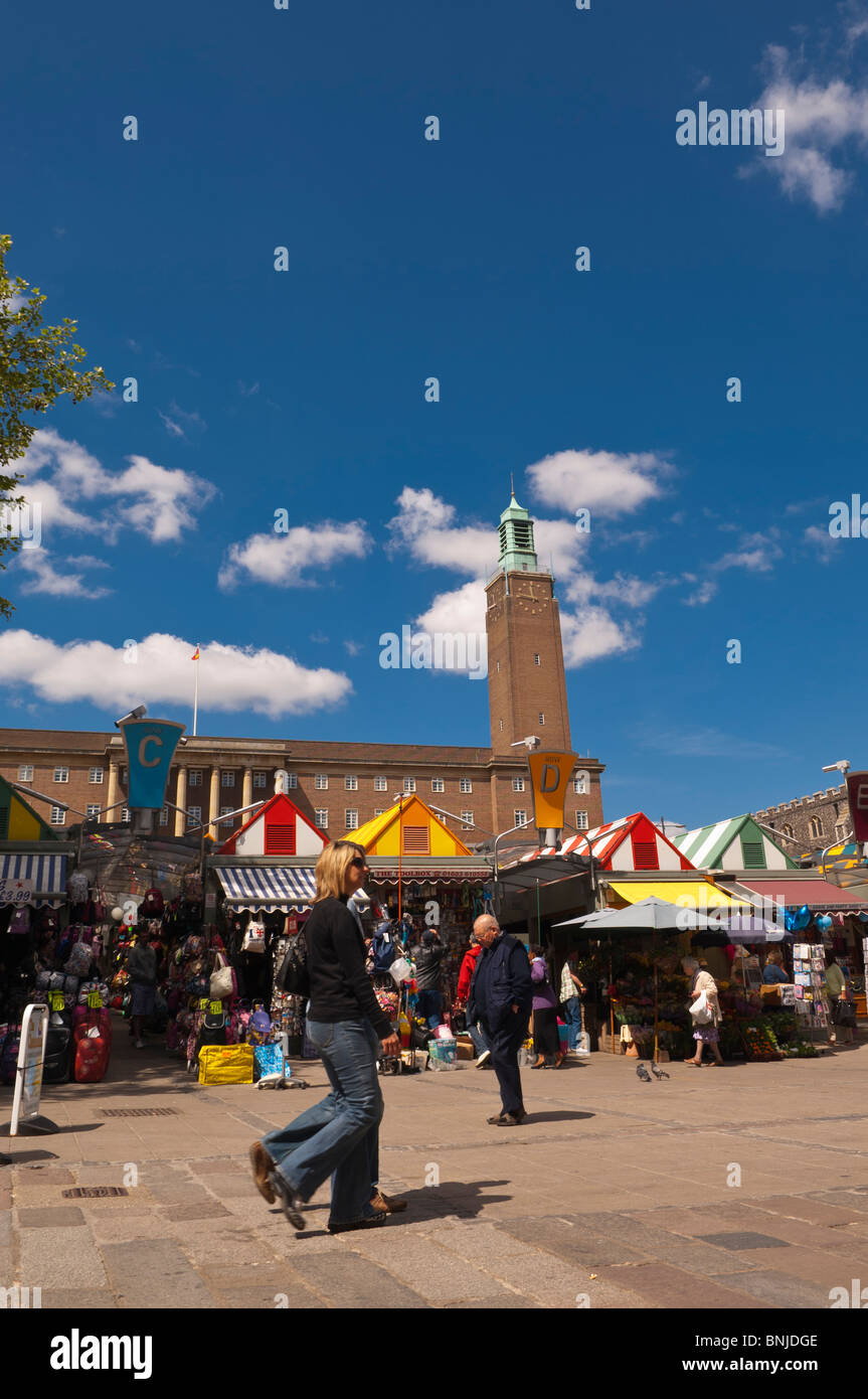 Der outdoor-Markt mit Käufern im Sommer in Norwich, Norfolk, England, Großbritannien, Uk Stockfoto