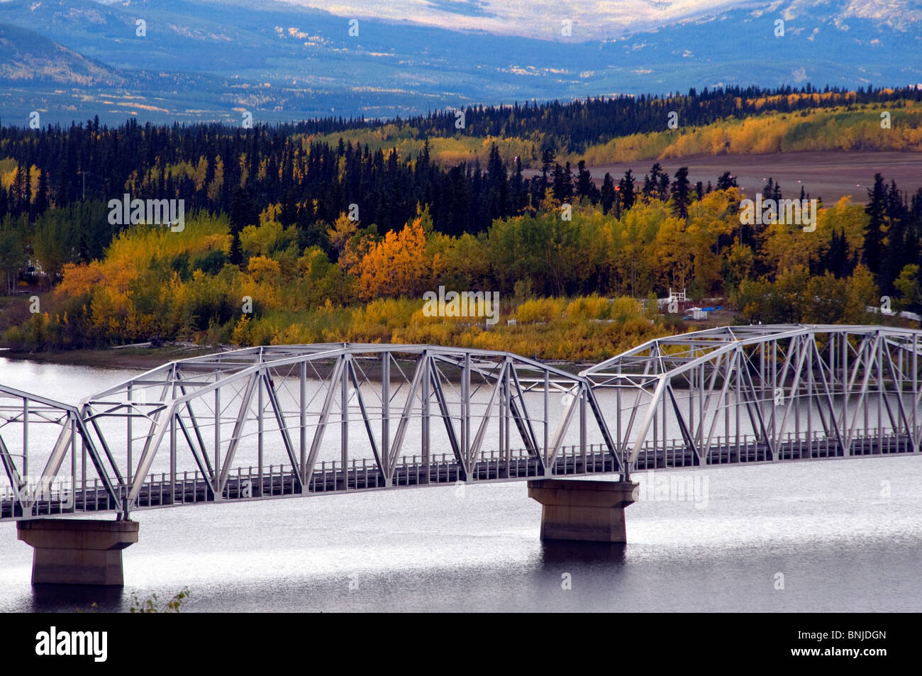 Längste Brücke Nisutlin Brücke am Alaska Highway Teslin Yukon Kanada 2008 ENFORS Landschaft Natur Herbst Herbst River Mountains Stockfoto