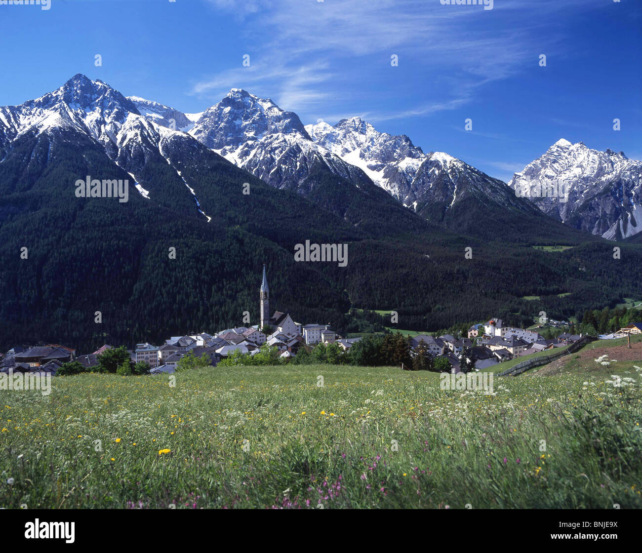 Alpen Alpen Berge Kanton Graubünden Graubünden Berg geschickt Dorf Engadin Bergtal unteren Engadiner Dorf Stockfoto
