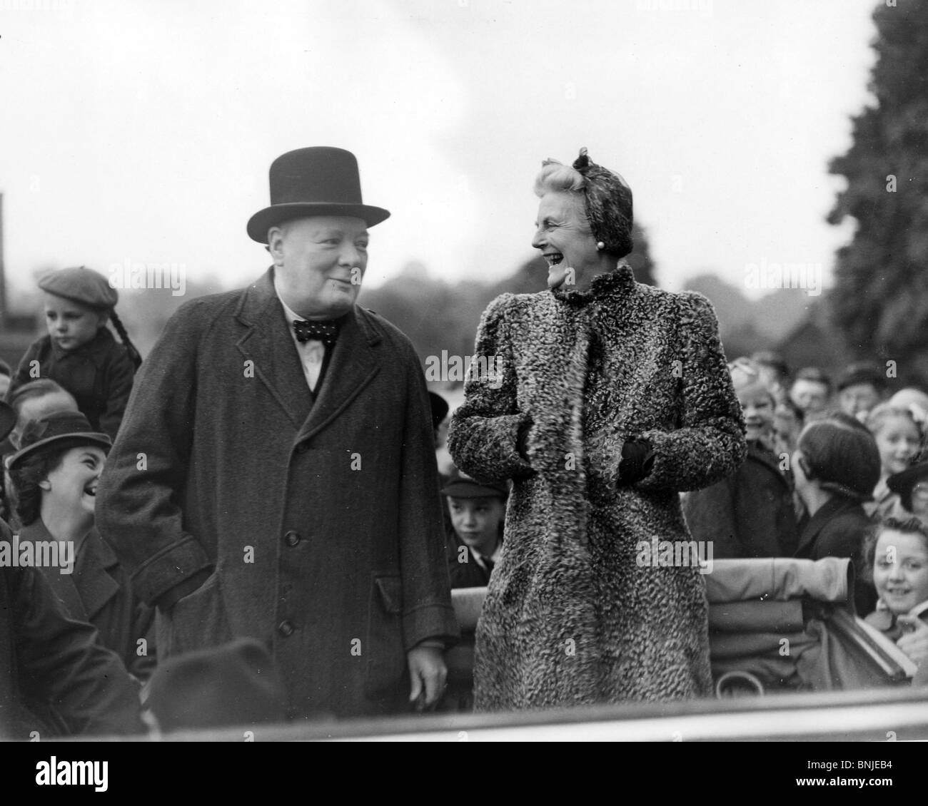 WINSTON CHURCHILL mit Frau Clementine bei den Parlamentswahlen 1945 in seinem Wahlkreis Woodford. Foto Lewis Gale Stockfoto