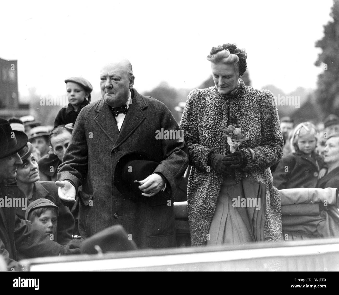 WINSTON CHURCHILL mit Frau Clementine bei den Parlamentswahlen 1945 in seinem Wahlkreis Woodford. Foto Lewis Gale Stockfoto