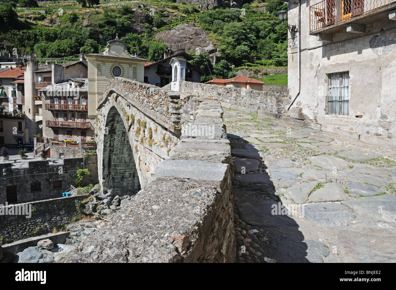 Römische Brücke mit original römische Pflaster über Fluss Torrente Lys Pont St. Martin Aosta Valley Italien Kapelle des Heiligen Johannes jenseits Stockfoto