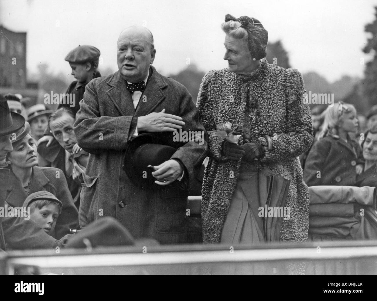 WINSTON CHURCHILL mit Frau Clementine bei den Parlamentswahlen 1945 in seinem Wahlkreis Woodford. Foto Lewis Gale Stockfoto