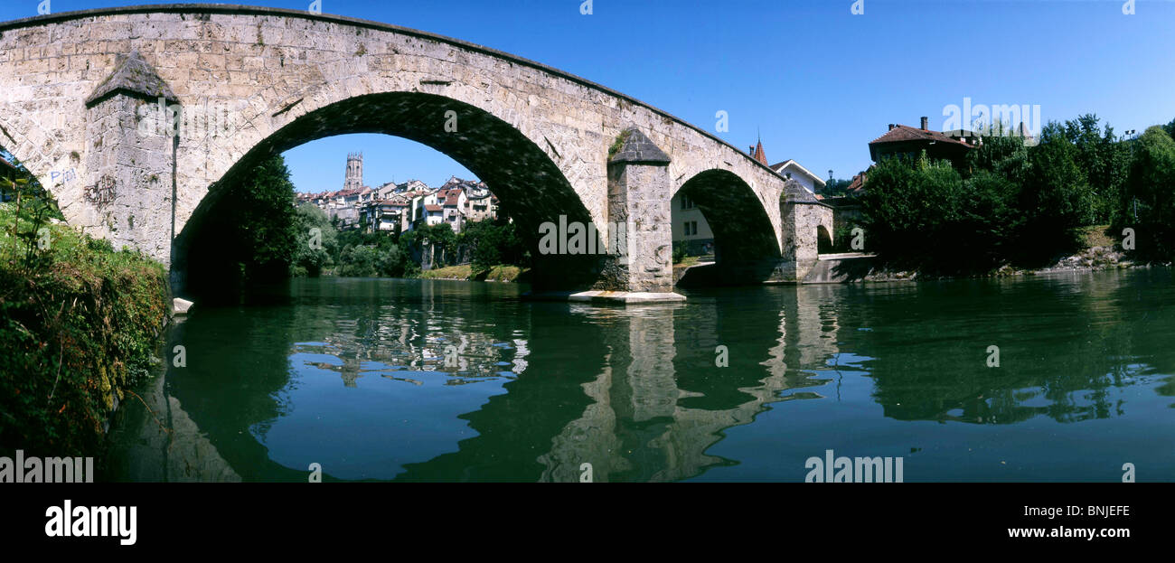 Freiburg Saane Fluss Steinbrücke Wasser Schweiz Pont du Milieu alte historische historische Wasser Altstadt zu überbrücken Stockfoto