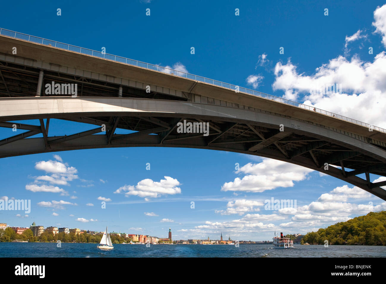 Schweden Stockholm Boot Boote Brücke Brücken Gebäude Gebäude Stadt Stadtbild Tag Europa außen Gamla Stan Insel Inseln See Stockfoto