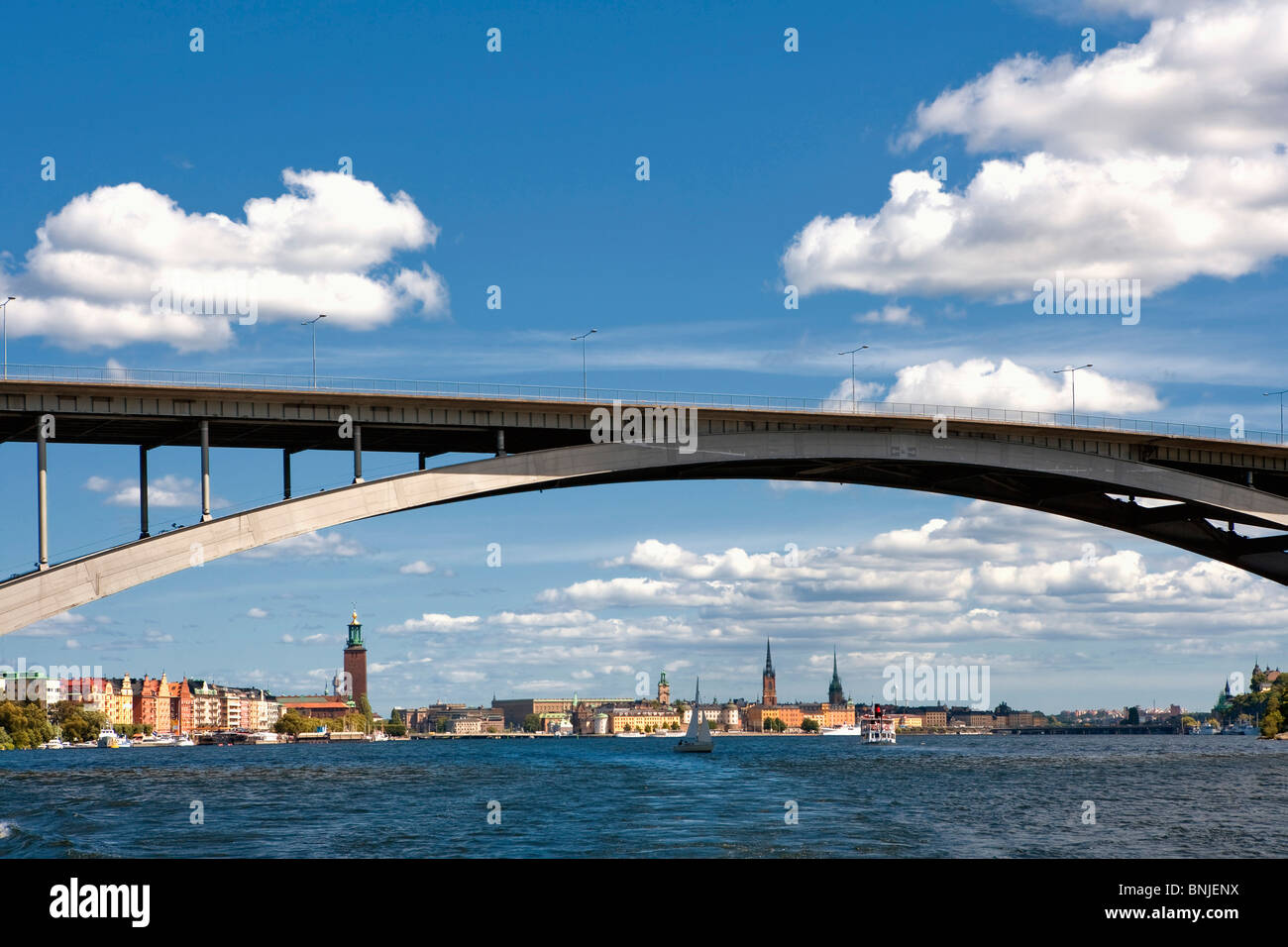 Schweden Stockholm Boot Boote Brücke Brücken Gebäude Gebäude Stadt Stadtbild Tag Europa außen Gamla Stan Insel Inseln See Stockfoto