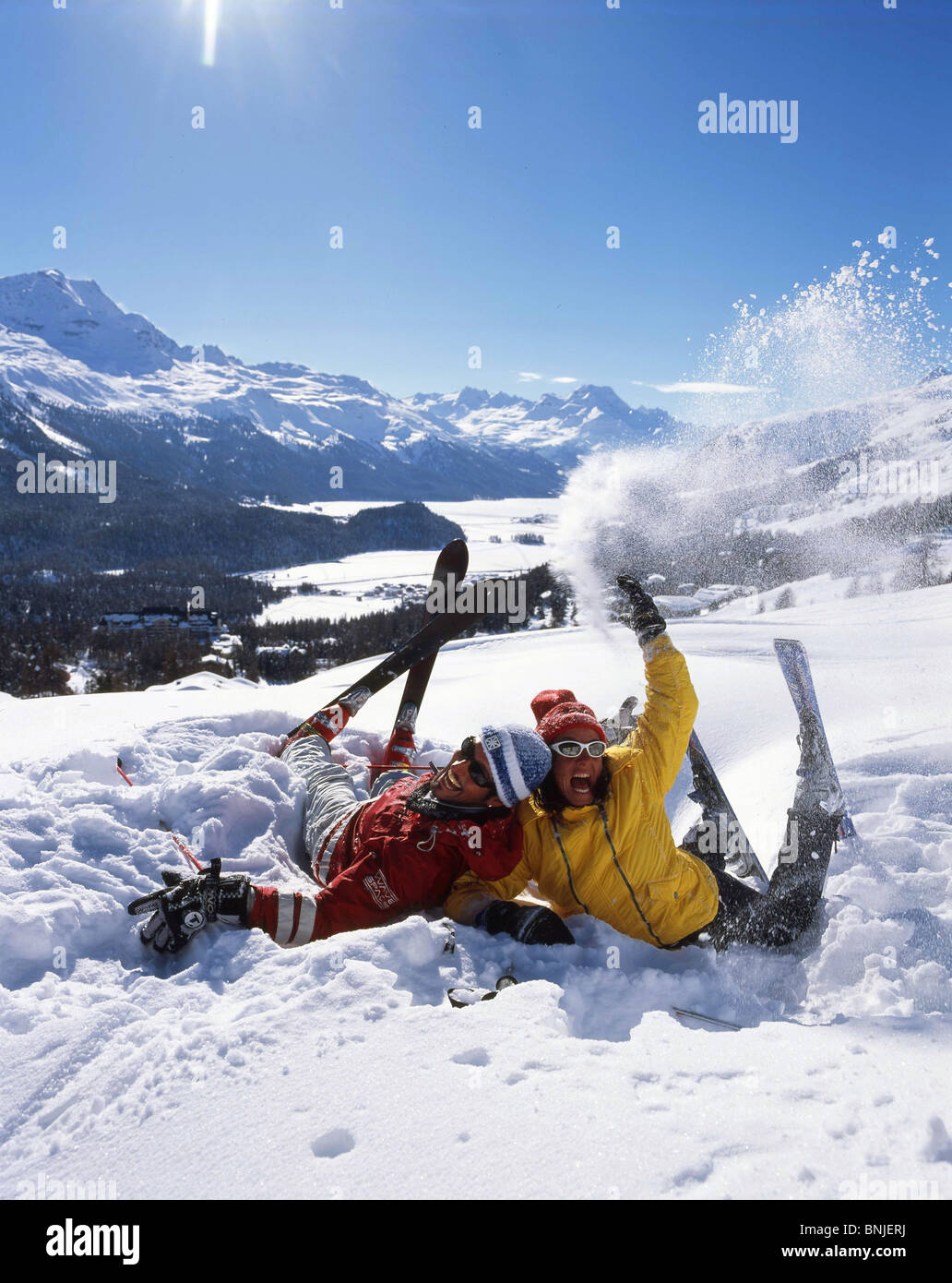 Alpen Alpen Berge schnitzen Engadiner Tal Engadin paar Paare ski Skifahren  Schnee Sport Sport Winter Schweiz Stockfotografie - Alamy