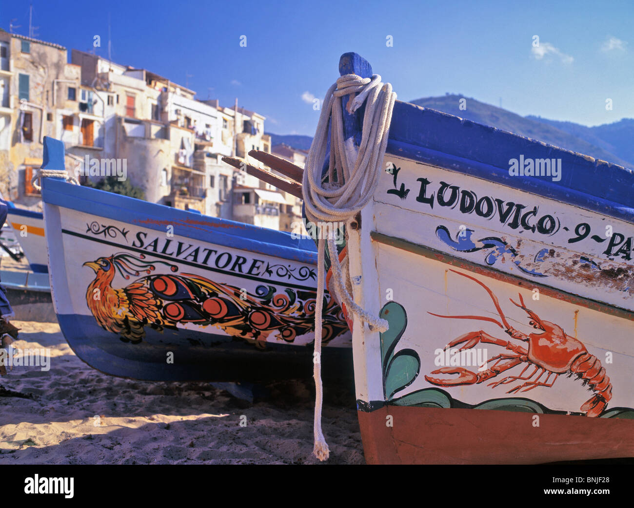 Italien Sizilien Cefalu Strand Strände Boot Boote Stadtbild Tag Europa außen Fische Angeln Haus Häuser Altstadt im freien Stockfoto