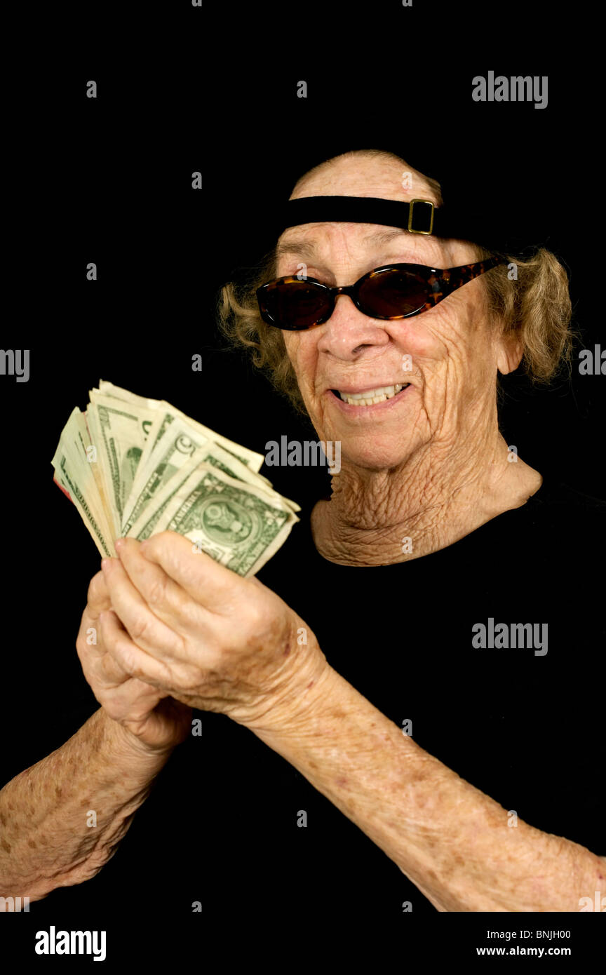 Bildnis einer alten Frau hält eine Menge Geld Stockfoto