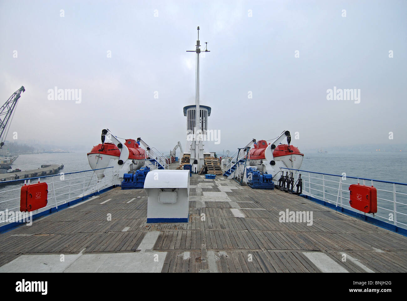 Türkei Istanbul Bosporus Schiff Schiff Rettungsboote Nebel Nebel schlechtes Wetter grau grau Nebel Misty Navigation Deck Transport Stockfoto