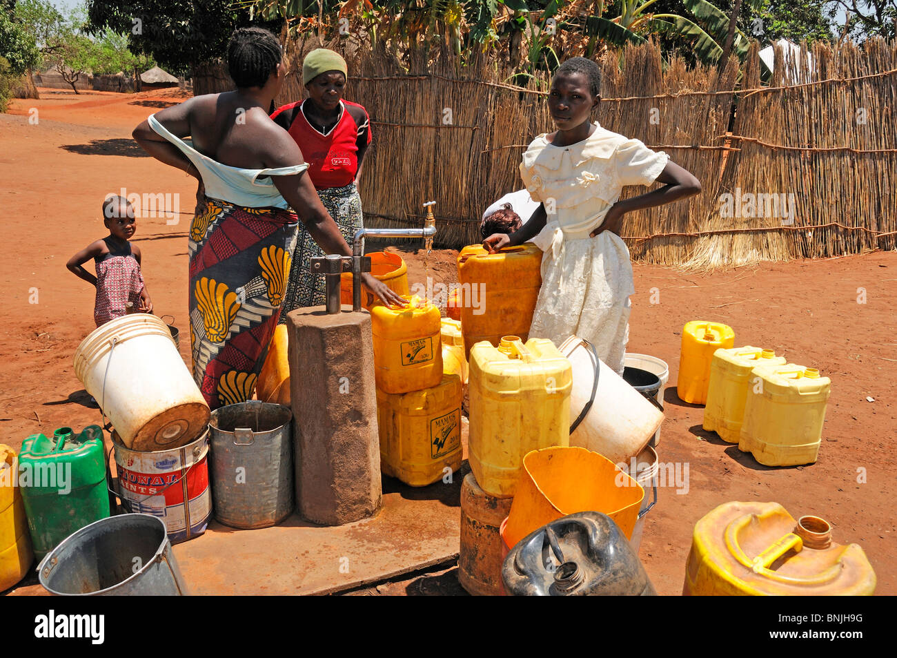 Leya Menschen an Wasserpumpe Mukuni Village in der Nähe von Livingstone südlichen Provinz Sambia Afrika Brunnen Brunnenwasser Trinkwasser Stockfoto