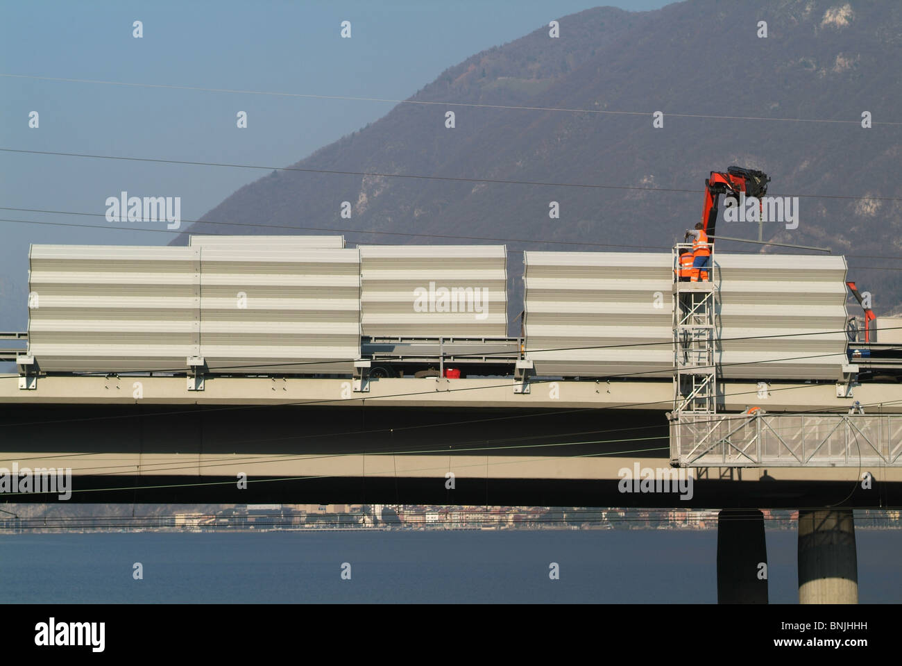 Schweiz Tessin Brücke Melide-Bissone Prävention Wände Straße Bau Lärm Lärmschutzwand Stockfoto