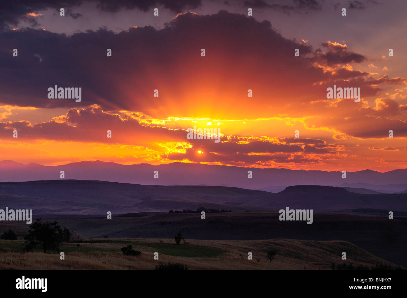 Sonnenuntergang-Drakensberge in der Nähe von Giants Castle Kwazulu Natal in Südafrika Dämmerung Wolken Sunray Sonnenlicht Strahlen Landschaft Stockfoto