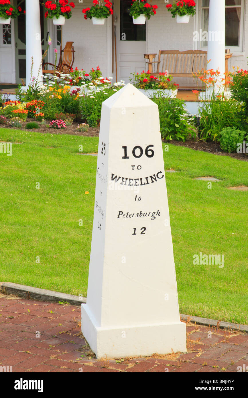 Casselmann Inn und Mile Marker für alte National Road, Grantsville, Maryland Stockfoto