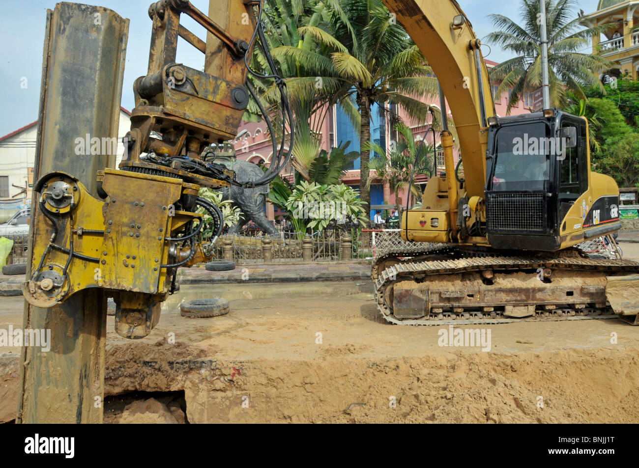 Arbeiten Gerät Berufsleben Asien Bagger Kambodscha Mekong Region Metallwand Metallwände Siem Reap Ausgrabung Grube Stockfoto