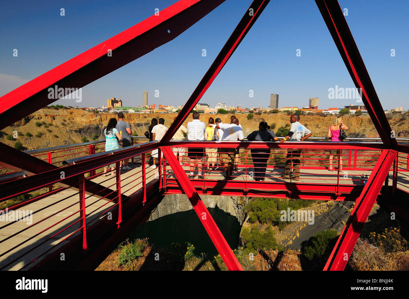 Aussichtsdeck Tagebau-The Big Hole Diamanten mir Geschichte Bergbau Kimberley Northern Cape Südafrika Besucher Menschen Stockfoto