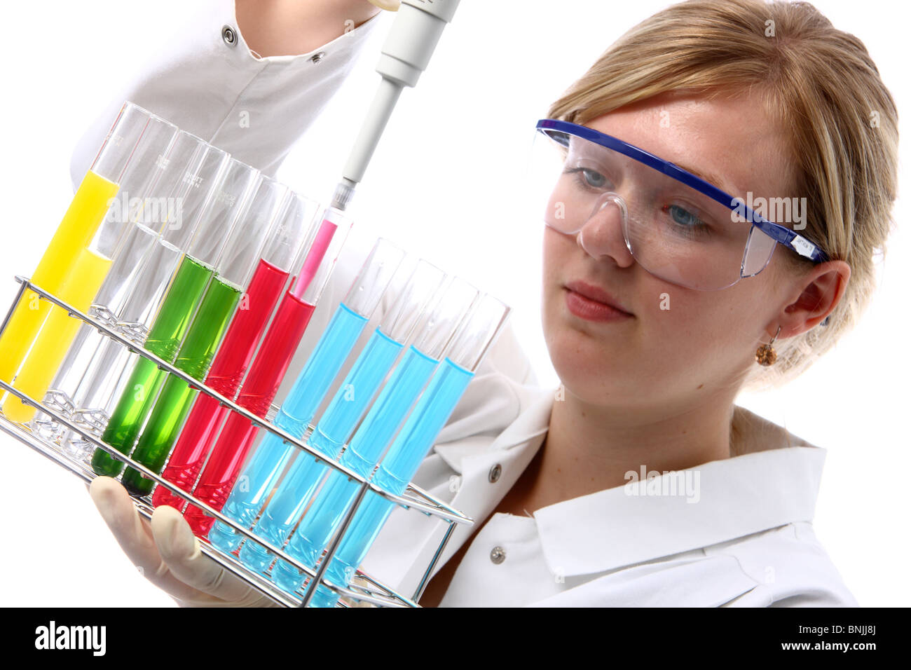 Labor-Assistentin in einem chemischen Labor arbeiten. Arbeiten mit verschiedenen Chemikalien in den Reagenzgläsern. Stockfoto