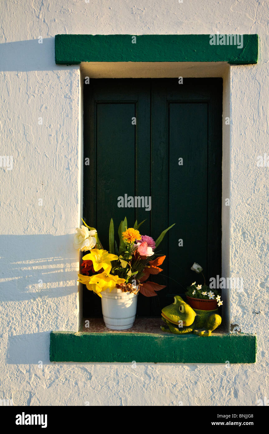 Inländischen Haus Fenster mit Blumenarrangement Laranjeiras am Fluss Guadiana, Algarve, Portugal Stockfoto
