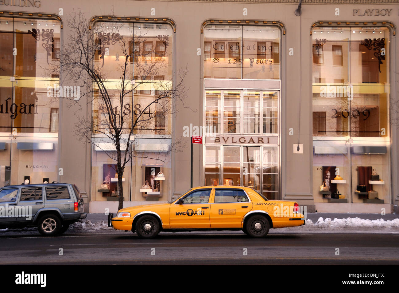 BVLGARI Bulgari 57th Street 5th Avenue Midtown Manhattan New York USA taxi. Gelbe Einkaufsstadt Reisen American urban Stockfoto