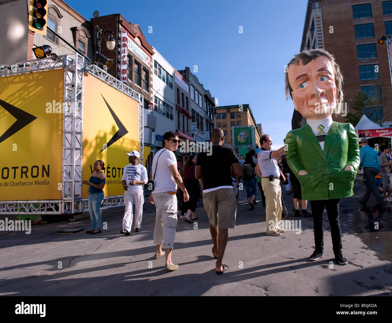 Riesiger Kopf Charakter ein Spaziergang an der Ste-Catherine Street während das Just für Laughs Festival in Montreal, Quebec, Kanada Stockfoto