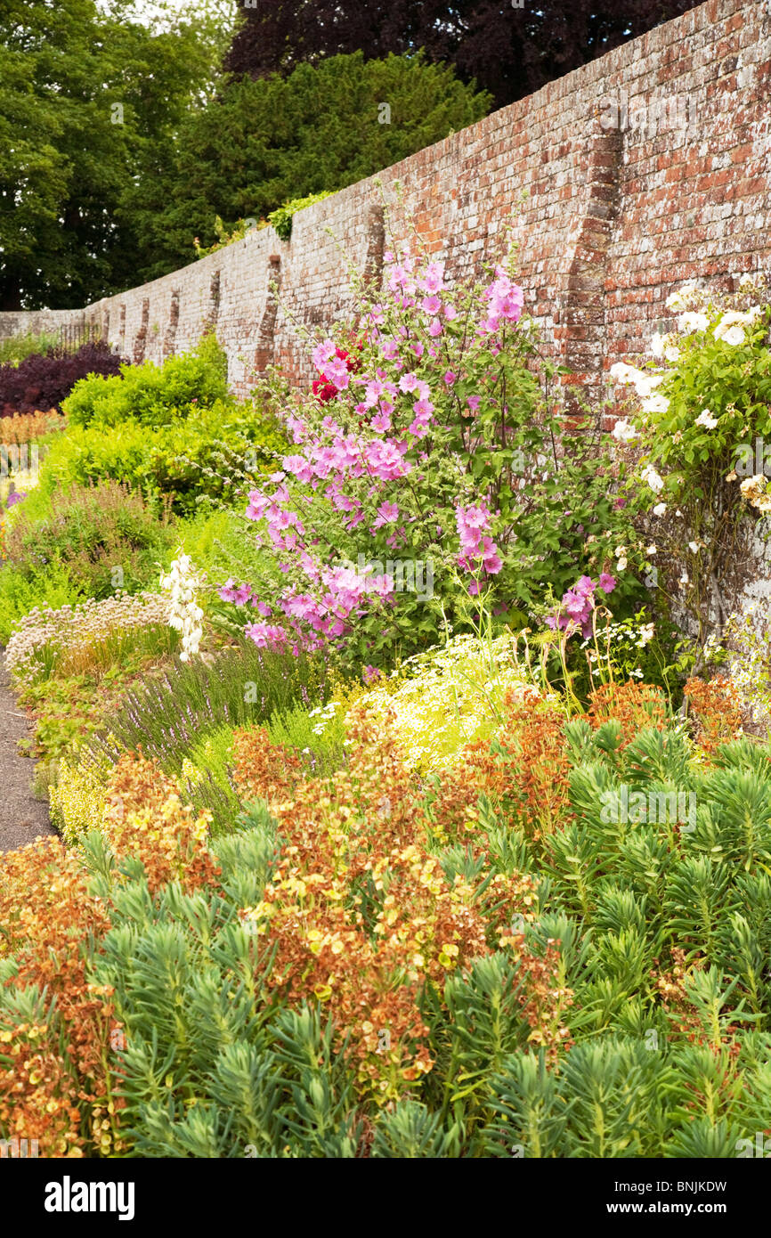Eine krautige Grenze in voller Blüte im Juli, Kent, UK Stockfoto