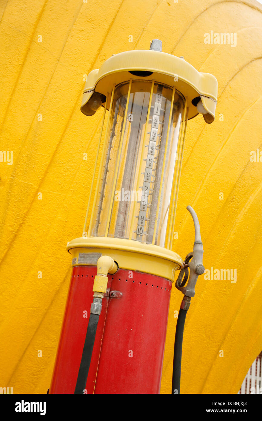 Alte historische Shell-Tankstelle und Pumpe Wahrzeichen in Winston Salem North Carolina Stockfoto