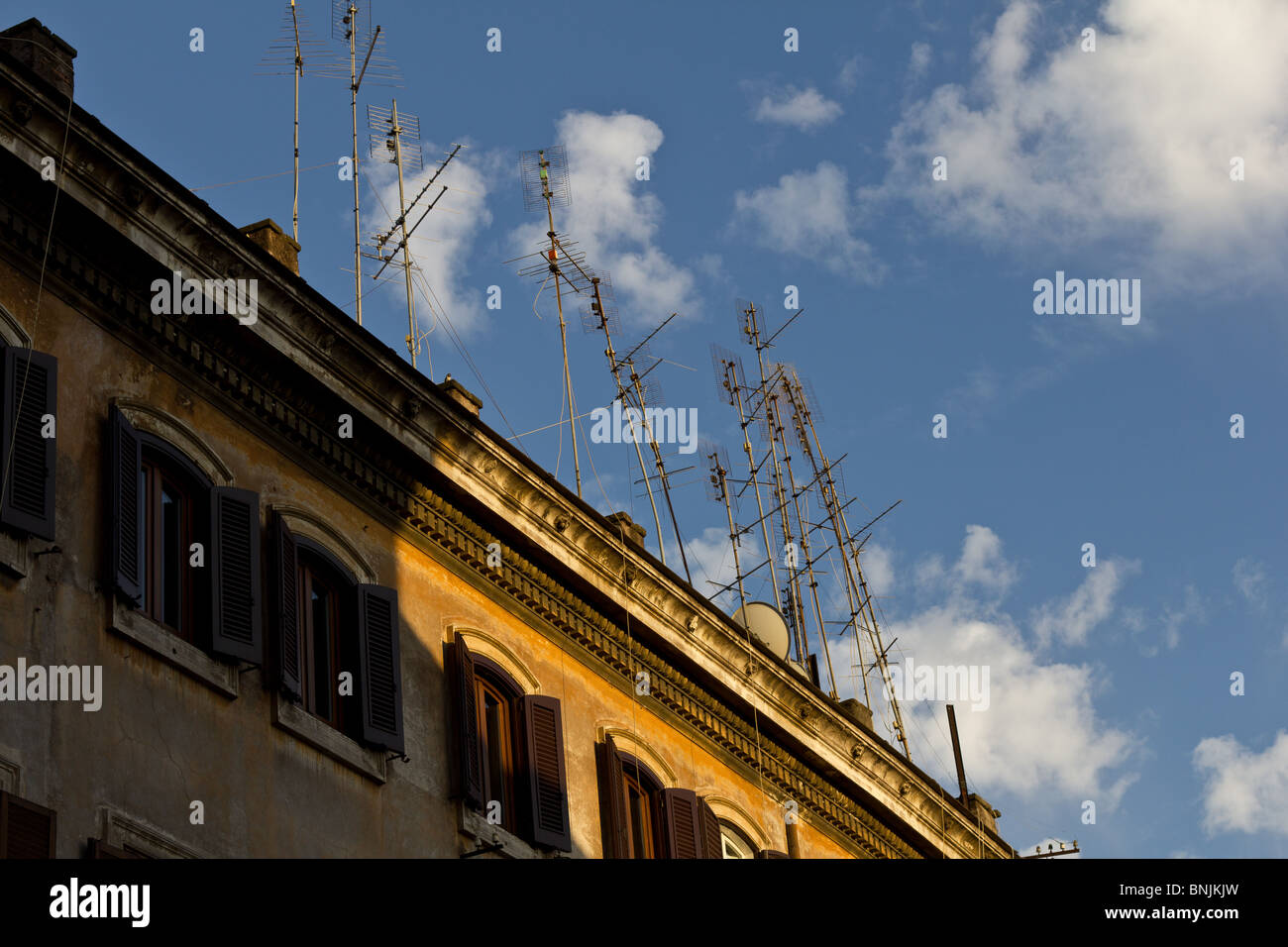 TV-Antennen auf dem Dach in Rom, Italien Stockfoto