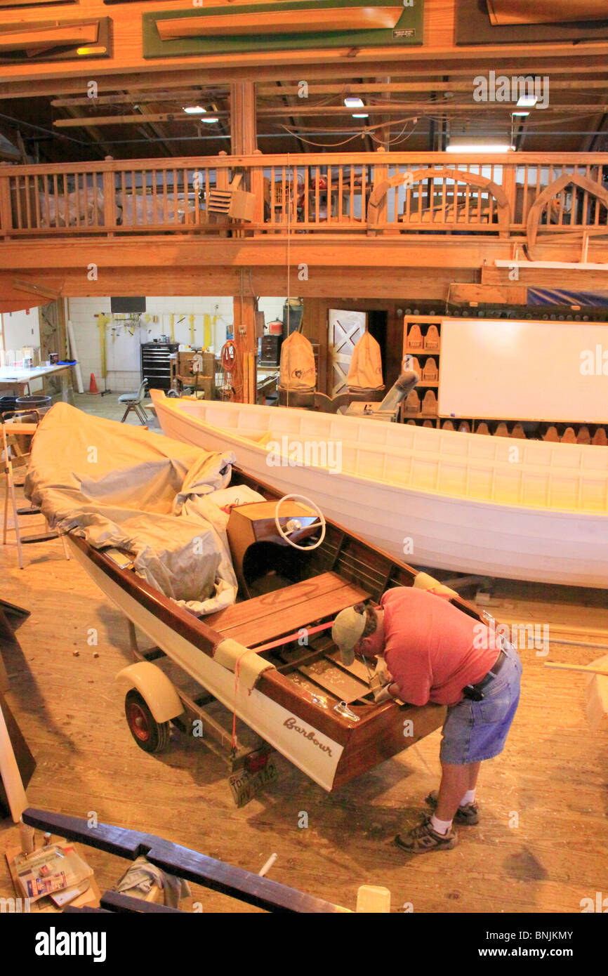 Handwerker arbeiten im Harvey W. Smith Jetboot Center, North Carolina Maritime Museum, Beaufort, North Carolina, USA Stockfoto
