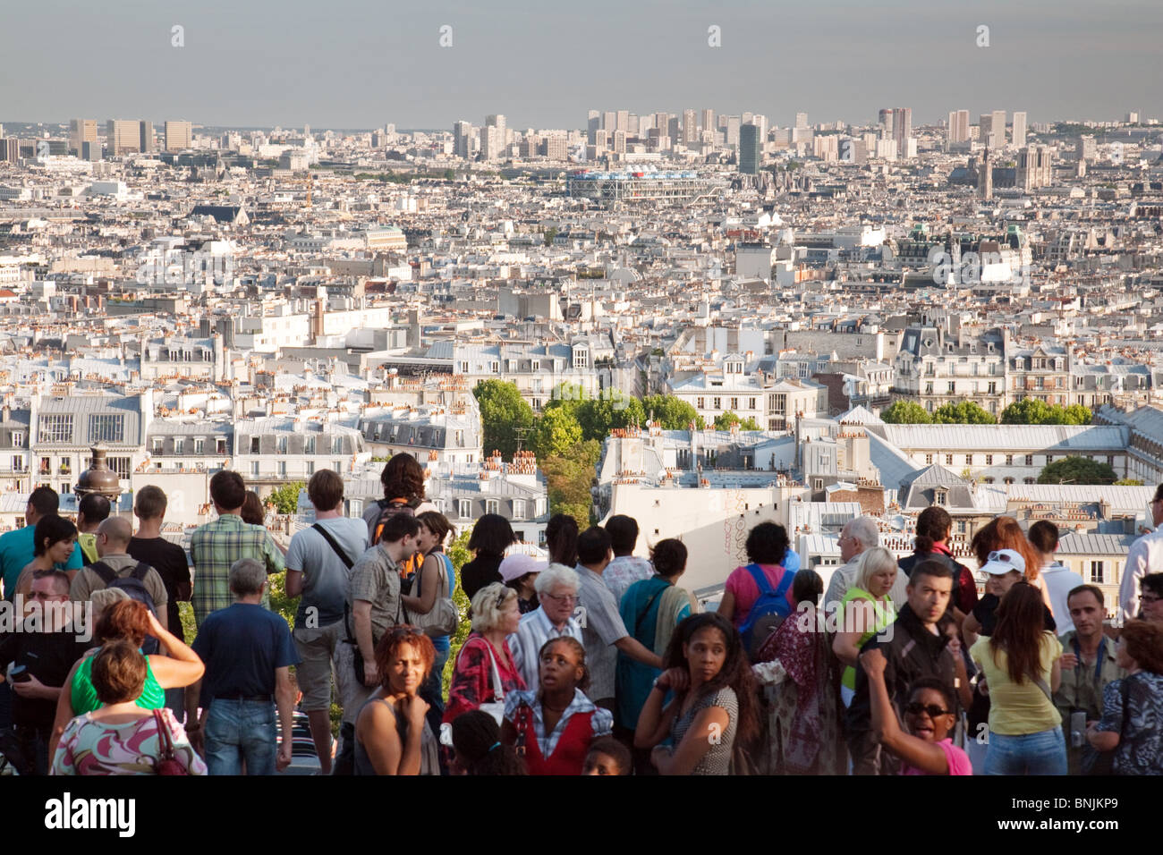 Massen von Touristen mit Blick auf die Aussicht über Paris von der Basilique du Sacré Coeur, Montmartre, Paris, Frankreich Stockfoto