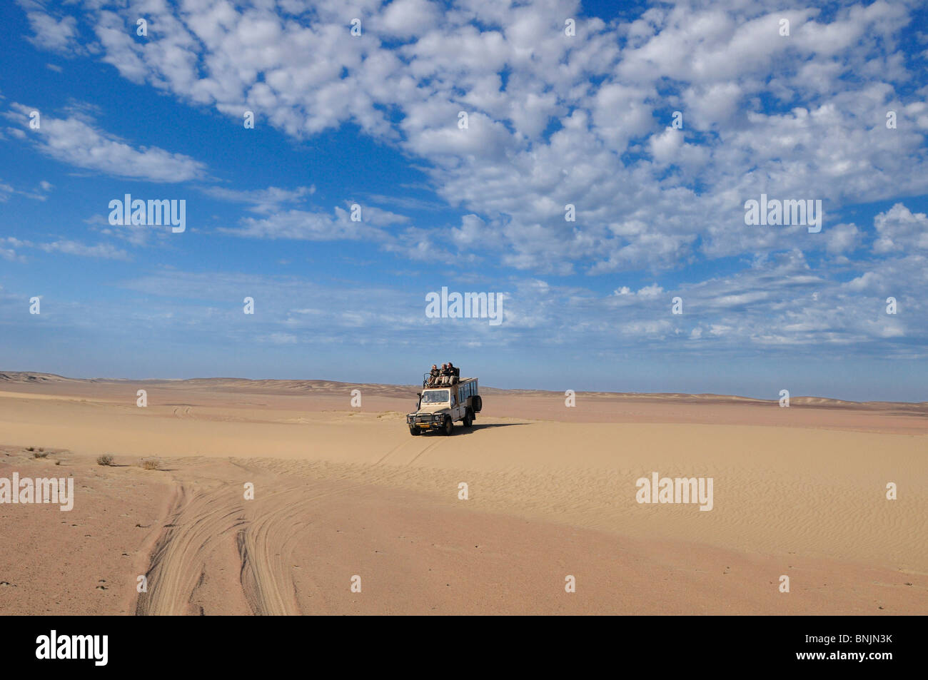 4 x 4 Tour Fahrzeug in Sanddünen Skeleton Coast Camp Wilderness Safaris Skelett Küste Kaokoland Kunene Nationalparkregion Stockfoto