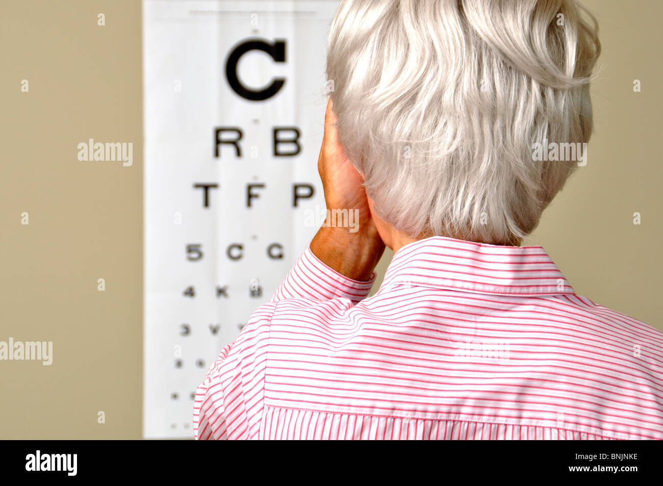 Sehschärfe Sehtest Reife ältere Frau Medizin alten Kranken Arzt Diagramm Augen Stockfoto