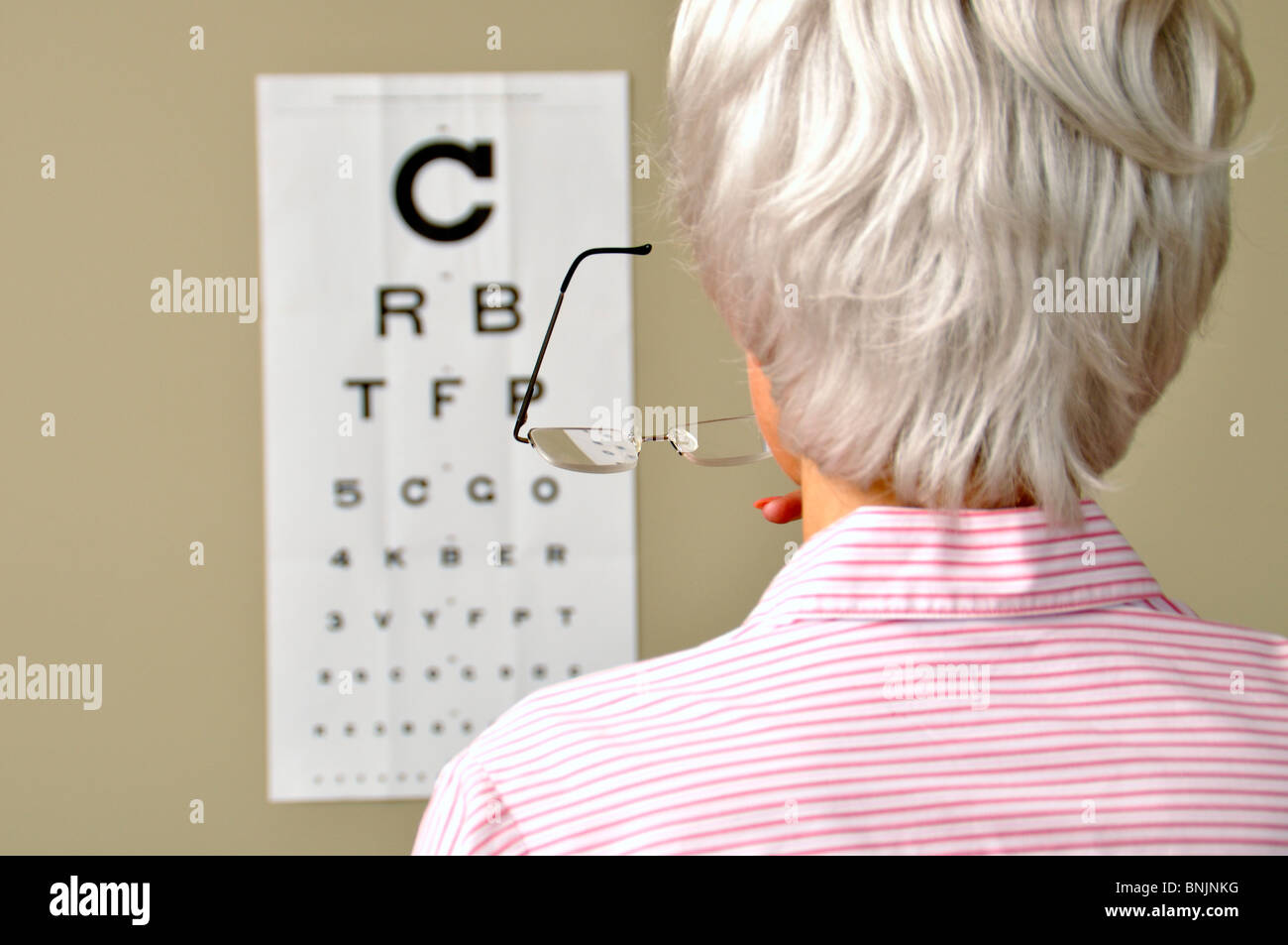 Sehschärfe Brille Arzt kranken alten Medizin Frau Reife Senior Test Auge Augen Stockfoto