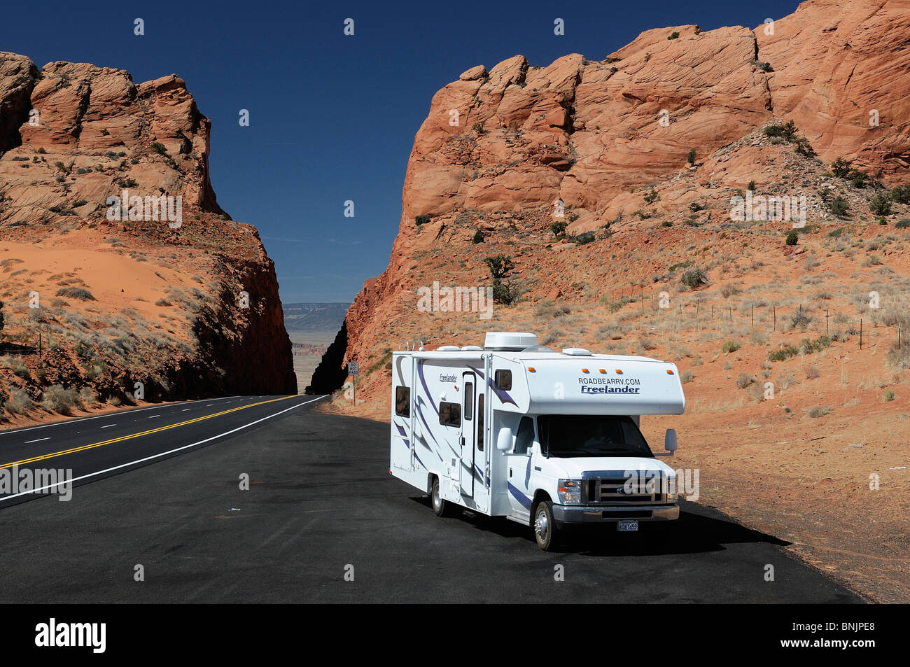 Roadbear Wohnmobil Camper Highway 89 in der Nähe von Page Arizona USA Nordamerika Reisen Straße Auto Felsen Landschaft Straße Reise Wohnwagen Stockfoto