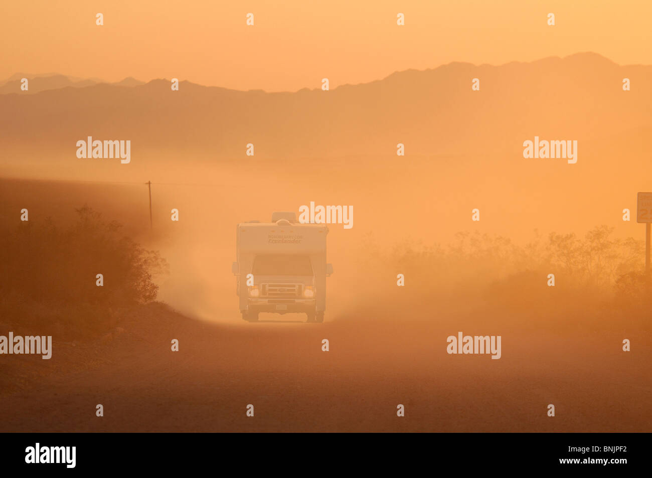 Roadbear Wohnmobil Camper Wohnwagen Gravel Road Kelso Dünen Mojave National bewahren Kelso California USA Nordamerika Reisen Stockfoto