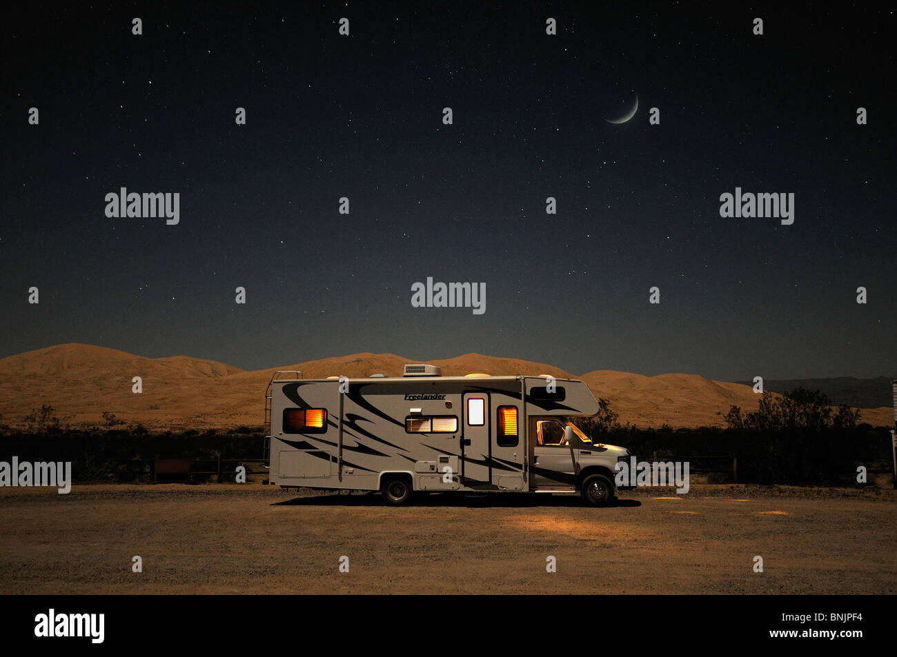 Sternen Himmel Roadbear RV Camper Wohnwagen Nachtlichter in Kelso Dünen Mojave National bewahren Kelso USA Amerika Nord in Kalifornien Stockfoto